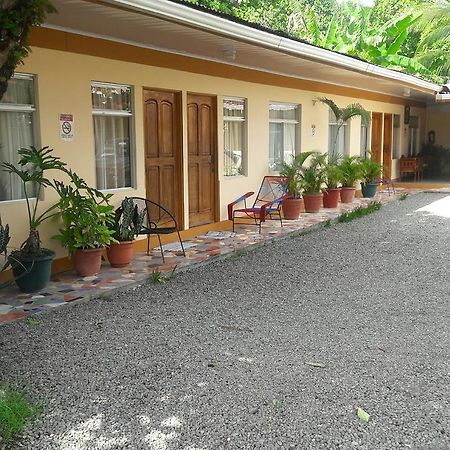 Cabinas Dona Alicia Quepos Esterno foto