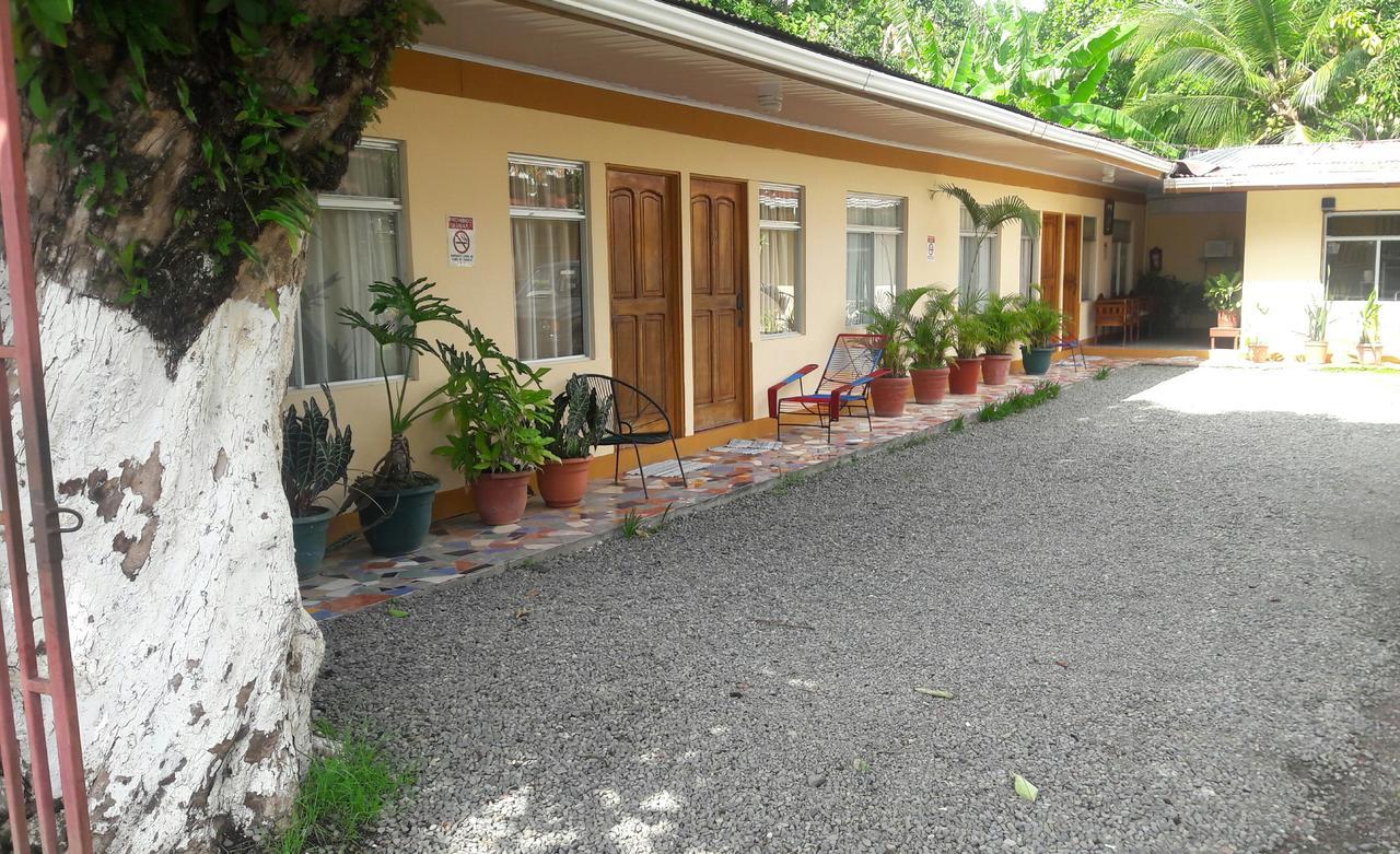 Cabinas Dona Alicia Quepos Esterno foto