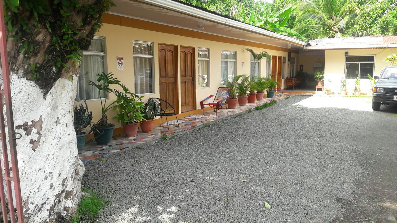 Cabinas Dona Alicia Quepos Esterno foto
