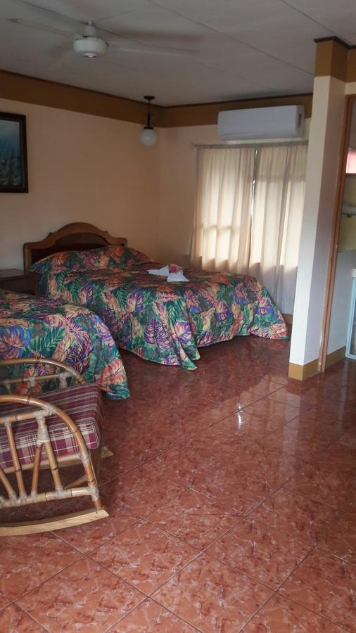 Cabinas Dona Alicia Quepos Esterno foto