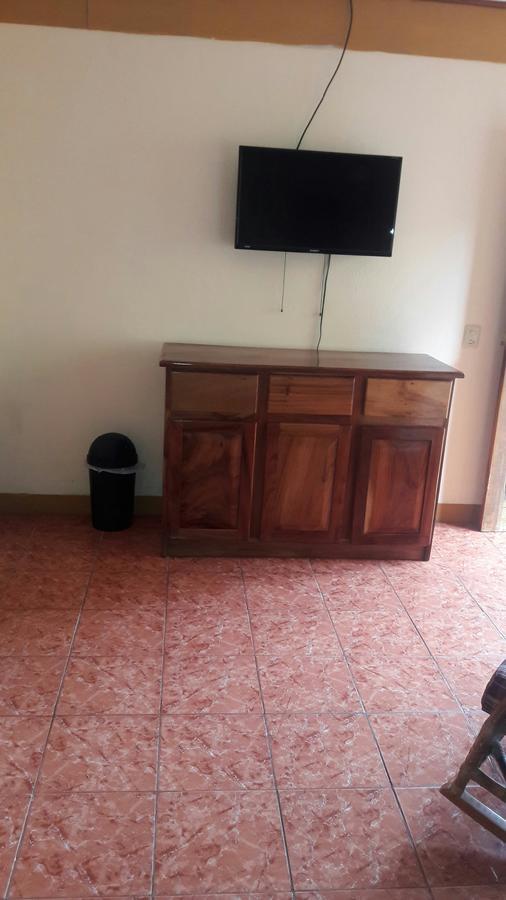 Cabinas Dona Alicia Quepos Esterno foto